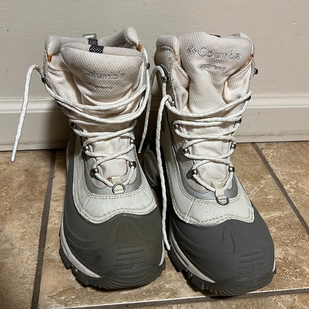 Columbia snow boots sz 9